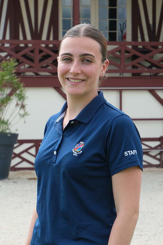 Clara Oleon, monitrice de golf en formation au golf du Sporting Club Vichy